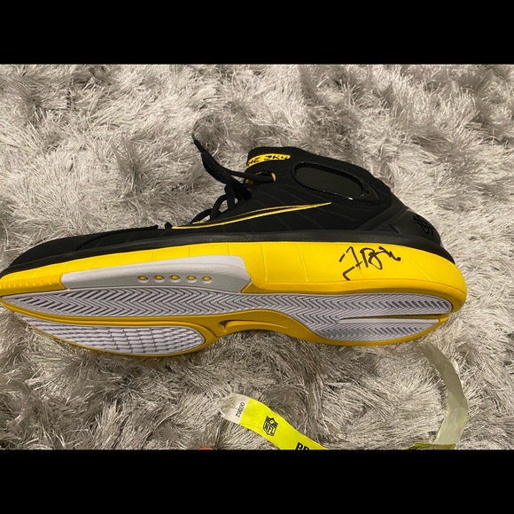 Autographed LeVeon Bell shoe - Picture 2 of 3
